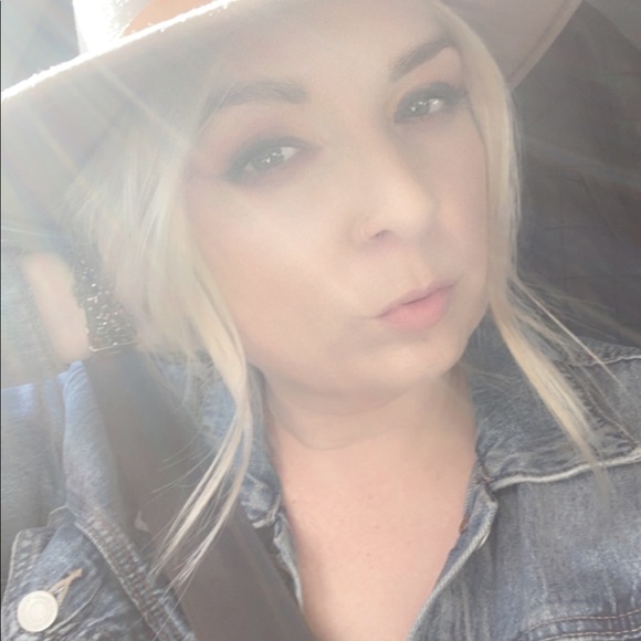 Meet your Posher, Janelle - Picture 3 of 8